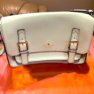 Like New Mint Green Kate Spade crossbody bag. Multiple pockets for organizing.